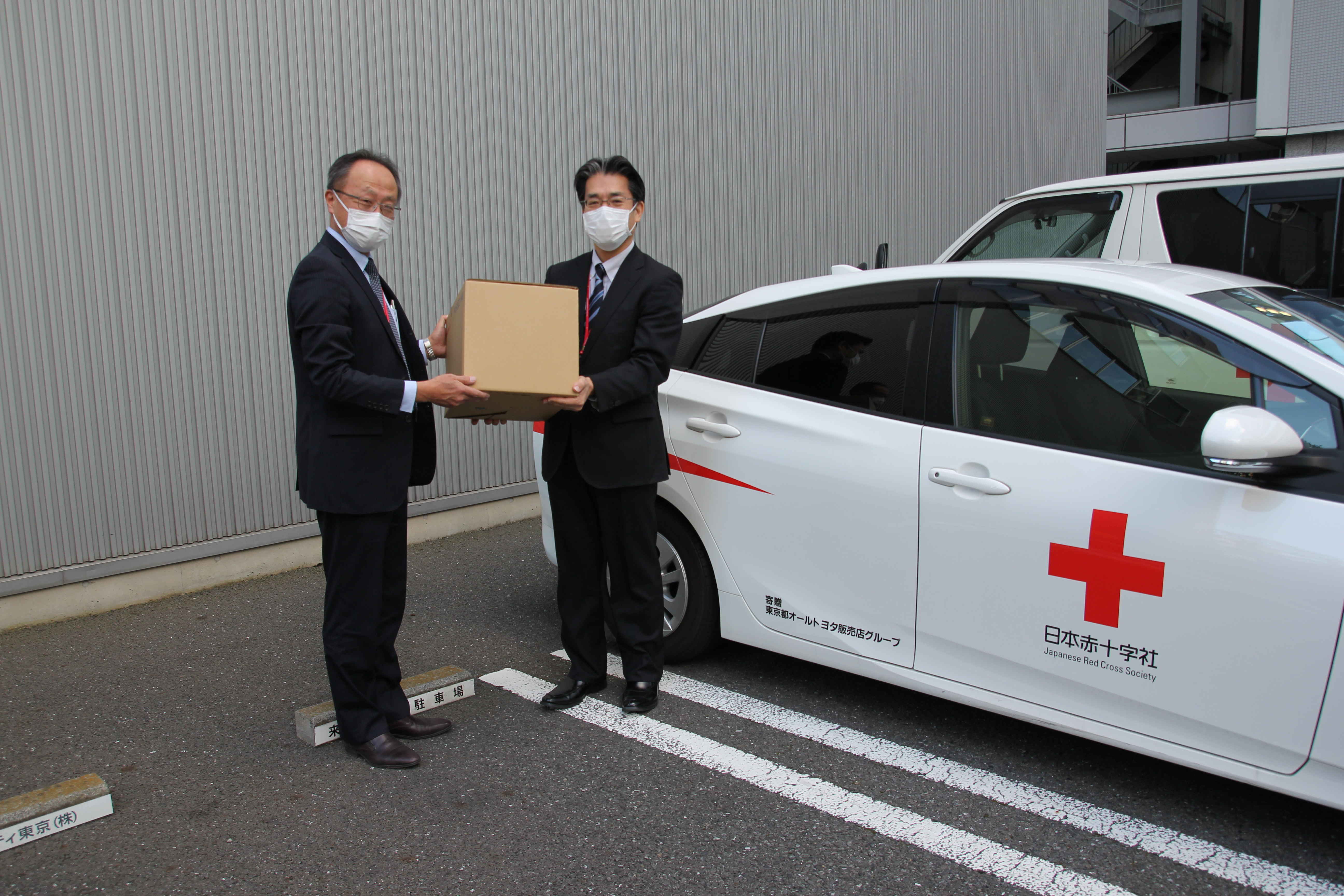 販社ニュース_日本赤十字社東京都支部にレインコートを寄贈