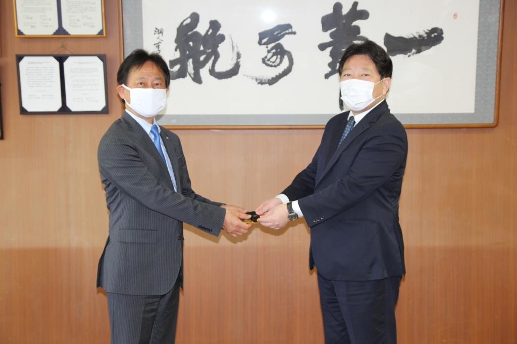 販社ニュース_自治体に新型コロナウィルス感染者移送用の車両を提供