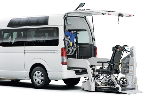 車いす仕様車“Aタイプ”ルーフサイドウインドウ装着車 2WD・2000ガソリン ロング・標準ボディ（3BF-TRH200K-VTZYAW）ボディカラーはホワイト〈058〉