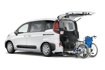 X（ガソリン・2WD） 車いす仕様車“タイプⅢ”（ショートスロープ・助手席側セカンドシート付）
