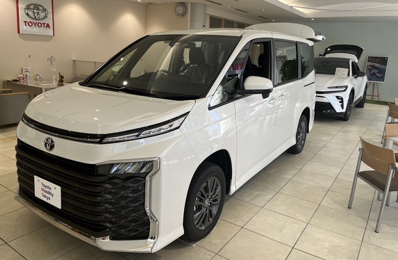 展示車ヴォクシー入りました！！