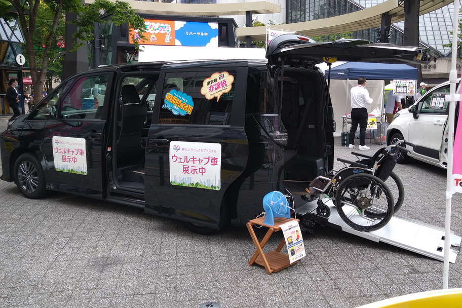 ヴォクシー展示
