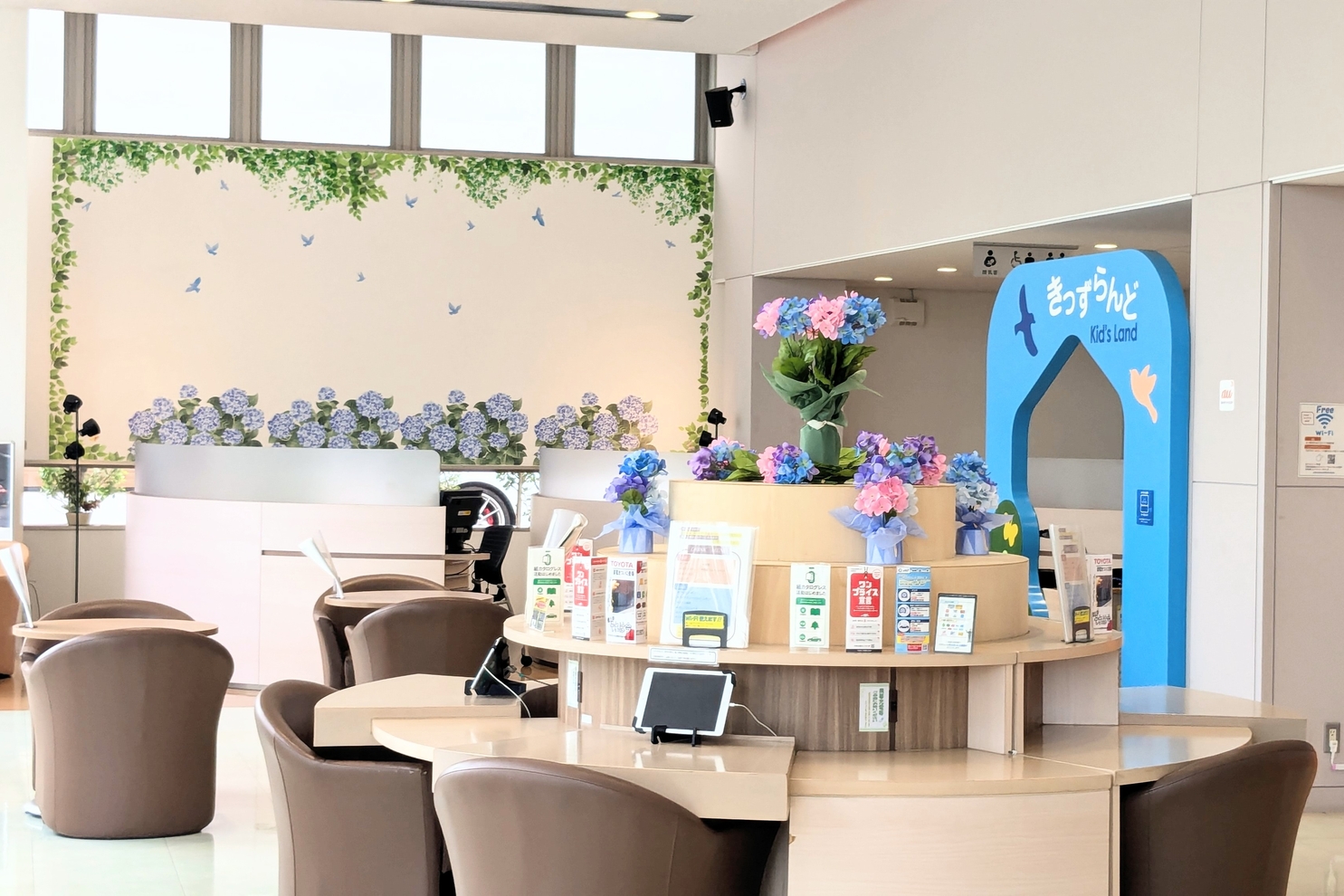 5月店舗装飾中央から奥白壁まで1:5月店舗装飾6