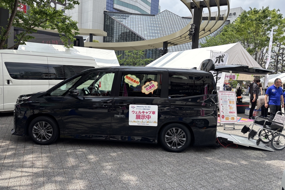ヴォクシー展示