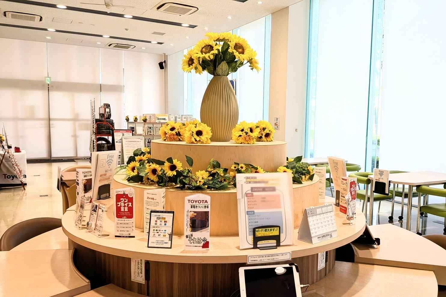 7月店舗装飾中央丸テーブルひまわり1:7月店舗装飾2