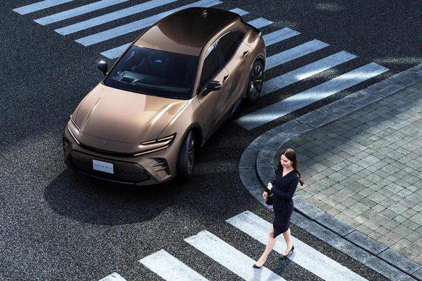 【モデル入り素材】SPORT Z（2.5Lハイブリッド車）