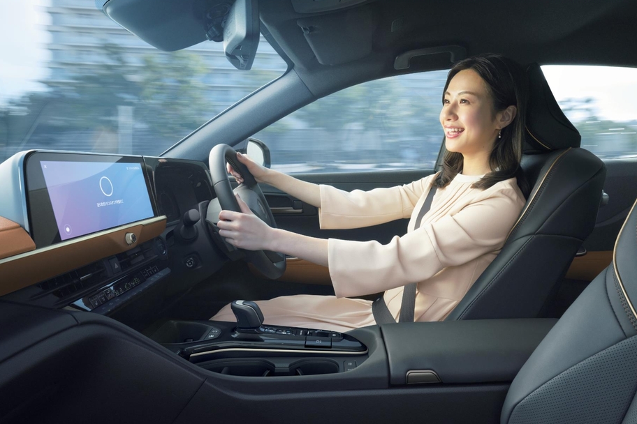 【モデル入り素材】音声による車両の操作**T-Connect契約とコネクティッドナビのオプション契約が必要です