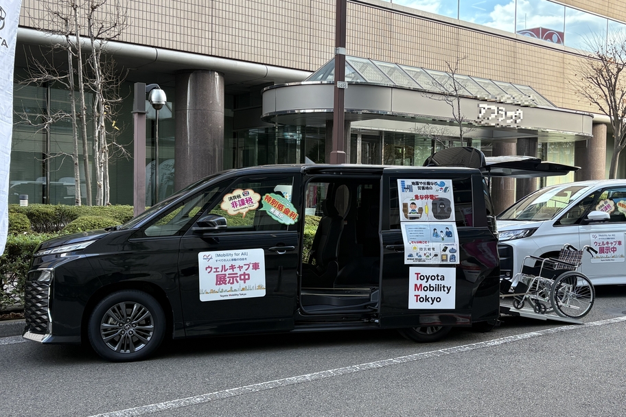 ヴォクシー展示