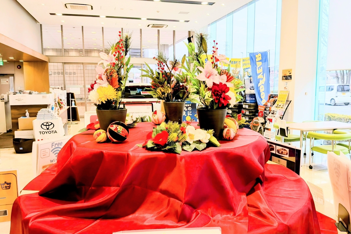 1月店舗装飾中央丸テーブル裏側：1月装飾４