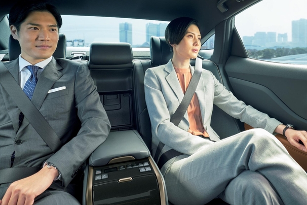 【モデル入り素材】CROSSOVER RS（2.4Lターボハイブリッド車）