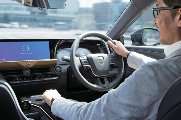 【モデル入り素材】CROSSOVER RS（2.4Lターボハイブリッド車）