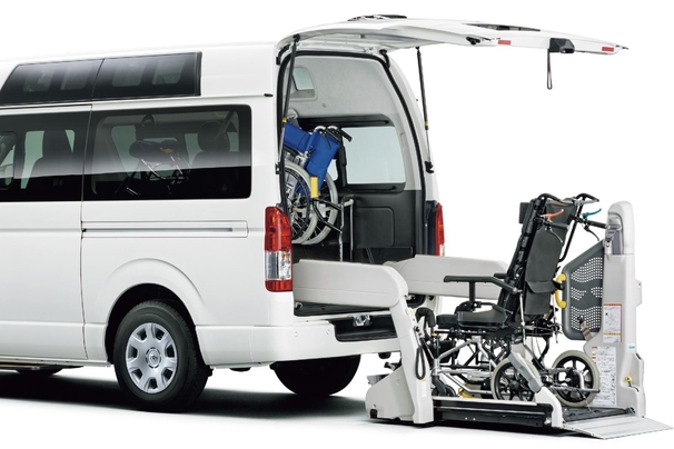 車いす仕様車“Aタイプ” ルーフサイドウインドウ装着車 2WD・2000ガソリン ロング・標準ボディ ボディカラーはホワイト