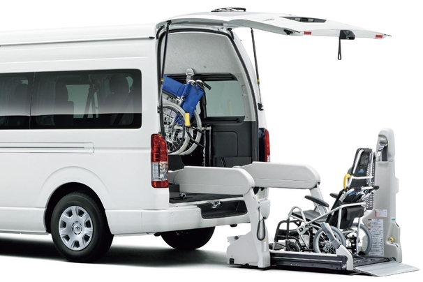 車いす仕様車“Dタイプ” 2WD・2700ガソリン スーパーロング・ワイドボディ ボディカラーはホワイト〈058〉