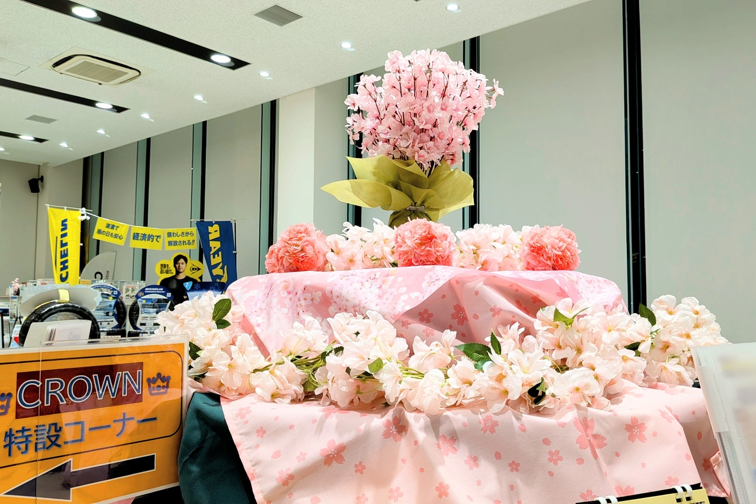 3月装飾ショールーム中央丸テーブル１