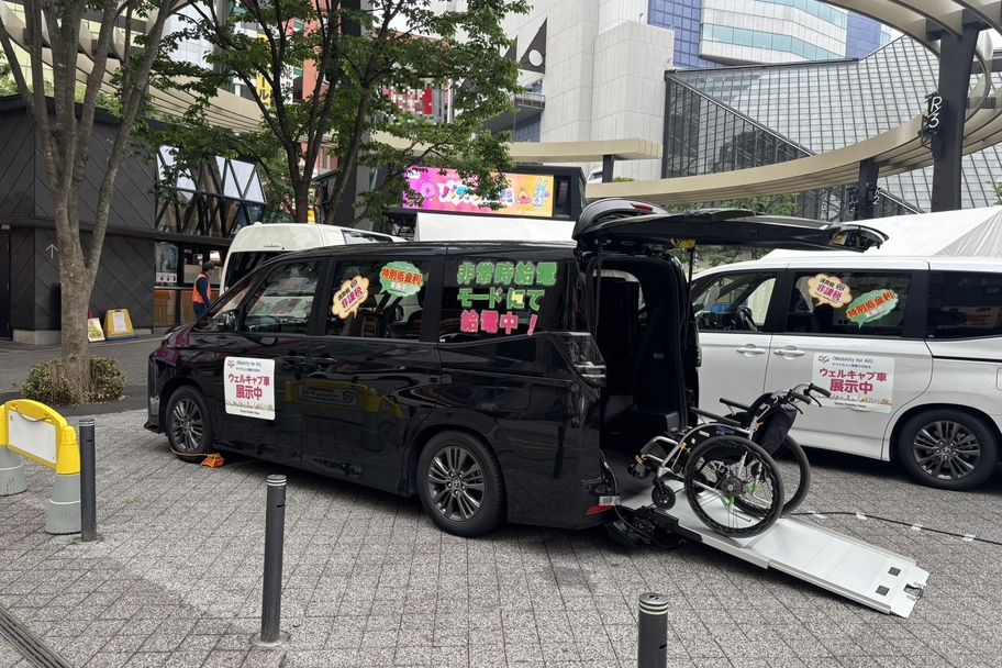 ヴォクシー展示