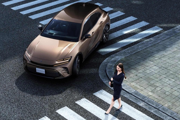 【モデル入り素材】SPORT Z（2.5Lハイブリッド車）