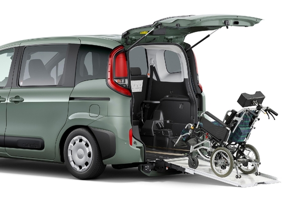 X（ハイブリッド・2WD） 車いす仕様車“タイプⅠ（助手席側セカンドシート付）”