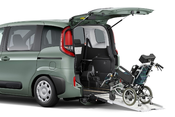 X（ハイブリッド・2WD） 車いす仕様車“タイプⅠ（助手席側セカンドシート付）”