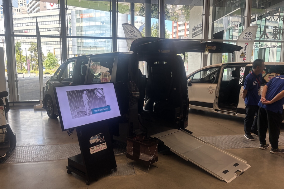 ヴォクシー展示