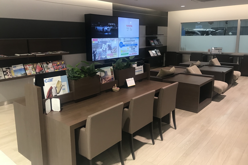 三鷹通り店待合スペース