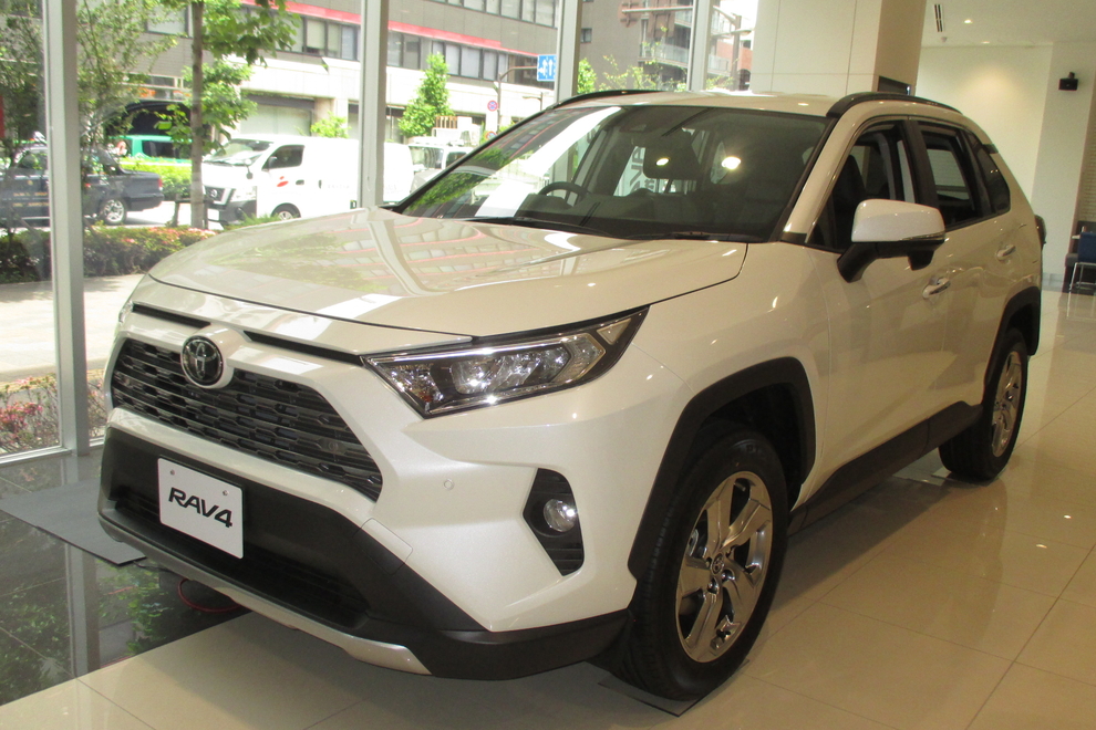 新宿明治通り南店 RAV4展示車