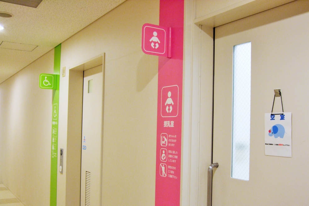 授乳室と障害者用トイレ入り口