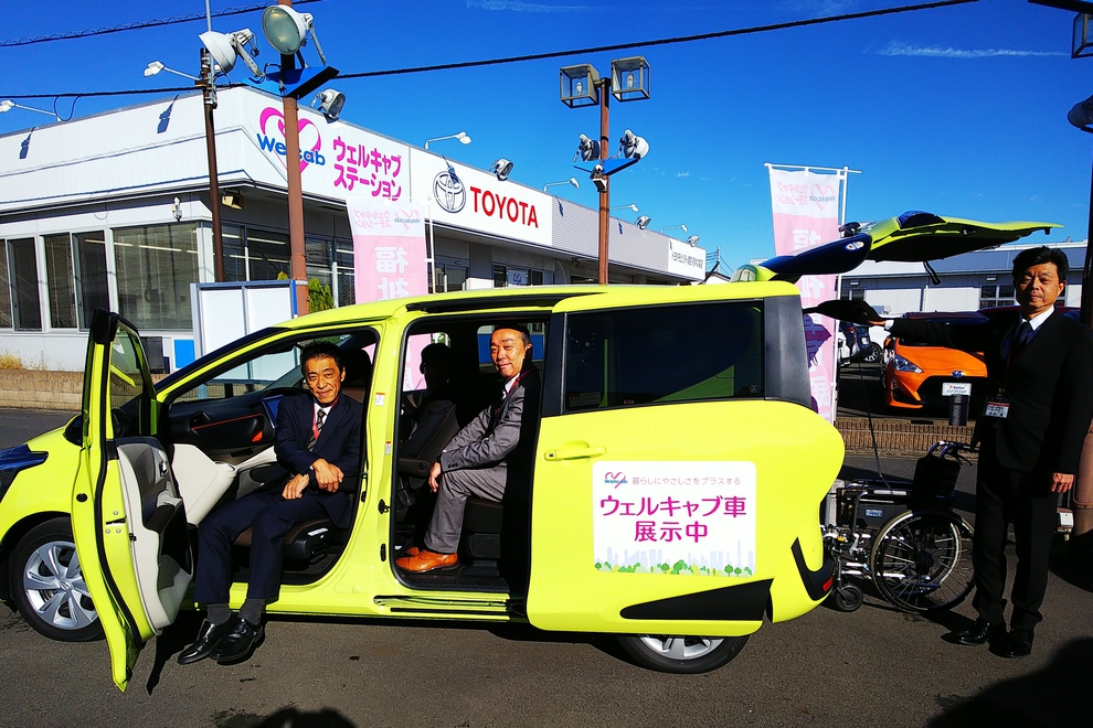 シエンタ展示車でのスタッフ撮影