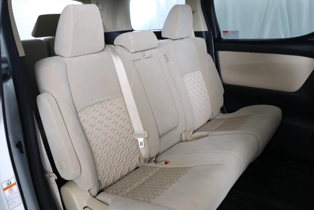 車内消臭はリヤシートに消臭剤噴霧器を設置し、エアコンを作動させ消臭剤を噴霧。