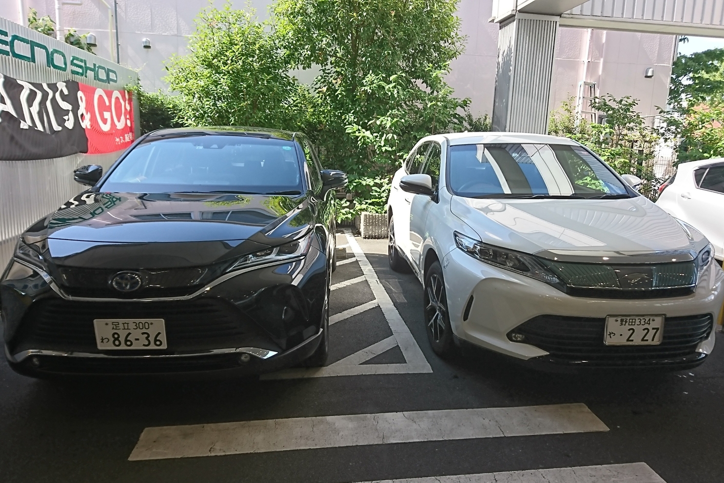 ハリアー 新 旧 フロントマスク!