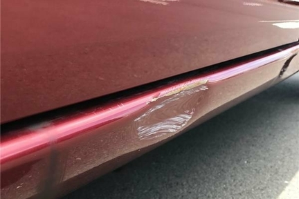 アウトレットカー 左ロッカーパネルのキズ・凹み