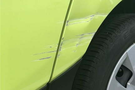 アウトレットカー 左リヤドア・クオーターパネルのキズ・凹み