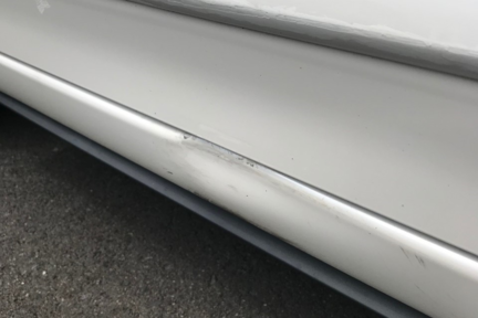 アウトレットカー 左ロッカーパネルのキズ・凹み