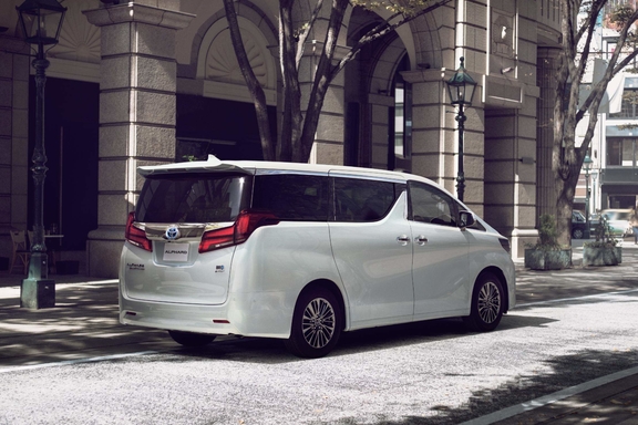 HYBRID Executive Lounge(7人乗り・E-Four)